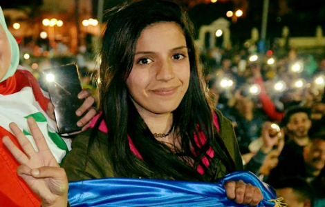 اعتقال الناشطة سيليا الزياني ونقلها الى مقر الفرقة الوطنية بالبيضاء