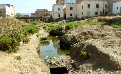 الحسيمة.. مياه الصرف الصحي تنغص حياة ساكنة مركز تماسينت
