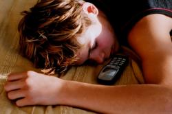 دراسة : الحديث بالهاتف الخلوي قبل النوم يؤدي إلى آثار سلبية