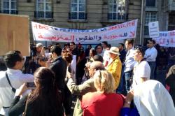 نشطاء يحتجون أمام السفارة المغربية بباريس ضد "طقوس حفل الولاء"